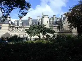 Hôtel de Cluny à Paris, reconstruit par Jacques d'Amboise au début du XVIe&nbsp;siècle.