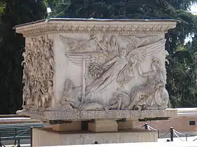 Base de la colonne d'Antonin le Pieux.