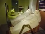Sarcophages anthropomorphes phéniciens de Cadix, Ve&nbsp;siècle ; qui n'ont de comparaison qu'avec ceux trouvés à Palerme (Sicile). Il n'est pas établi s'il s'agit de l'œuvre d'un atelier local ou d'une importation de la Méditerranée centrale ou orientale.