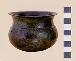 Vaissellerie à boire en bronze fusionné faisant office d'urne cinéraire, période « Golasecca II A ».