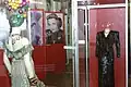 Vêtements et photos de Carmen Miranda exposés au musée.