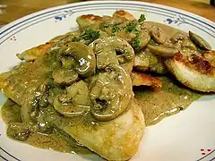 Poulet en sauce avec des champignons de Paris.