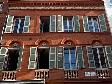 Détail des étages et de la décoration en terre cuite de Virebent.