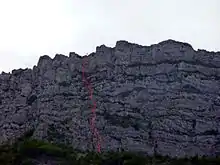 Tracé d'une voie d'escalade dans des parois rocheuses.