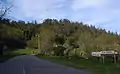 Panneaux de signalisation sur un tronçon de route abandonné à Vichocuntín, Pedre, Cerdedo-Cotobade.