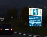 Voie de détresse indiquée en allemand et italien, route nationale française 205, en descendant du tunnel du Mont-Blanc.