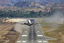 Boeing&nbsp;737-500 de NAM&nbsp;Air décollant de l’aéroport Umbu Mehang Kundae&nbsp;(ceb) à Waingapu.