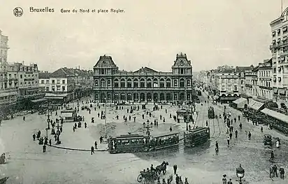 La place au début du XXe siècle, avec l'ancienne gare du Nord et les tramways.