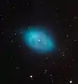NGC 1360 par Adam Block (Mount Lemmon SkyCenter/University of Arizona). La région rouge à l'extrémité nord-est de la nébuleuse est une région d'ionisation qui se déplace plus rapidement que sa coquille.