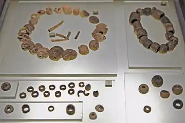 Coquillages perforés, perles de calcaire et de variscite. Tumulus A, niveau supérieur, IVe millénaire.