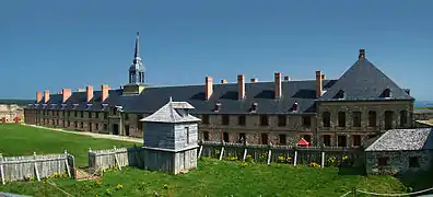 Bâtiment principal comprenant la résidence du gouverneur et les casernes du bastion du Roi.