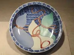 Bol à décor de gourdes. Arita, style Nabeshima, XVIIIe (Art Institute of Chicago).