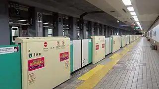 Un quai latéral.