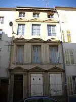 Façade d'un immeuble, au no&nbsp;11 de la rue.