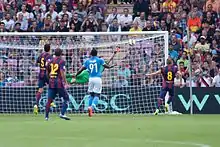 des joueurs de football se congratulent dans un stade