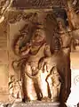 Narasimha, tourné vers l'Est (direction solaire, liée au feu). Deuxième auvent. Sanctuaire excavé. Grotte 3, fin VIe&nbsp;siècle.