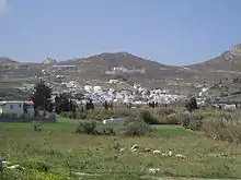 photographie : un village blanc dans la montagne