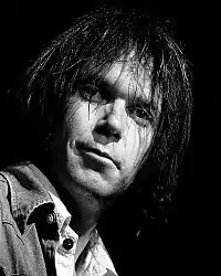 Photo en noir et blanc d'un homme aux cheveux longs