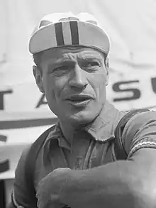 Photo d'un homme souriant avec une casquette.