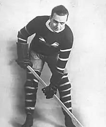 Photo noir et blanc de Stewart qui pose en tenue de hockeyeur.