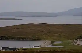 Brother Isle dans le lointain avec Mainland au dernier plan vues depuis Yell.