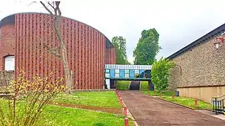 Passerelle/foyer entre la salle des fêtes et le théâtre