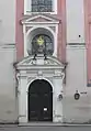 Entrée surmontée du symbole de la compagnie de Jésus
