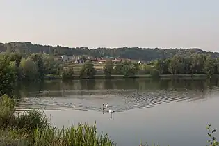 Vue de Neuville-sur-Ailette depuis les rives du lac de l'Ailette.