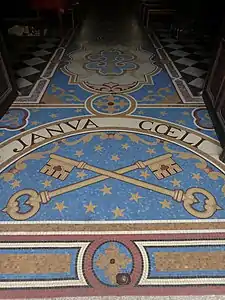 Entrée de l'église Saint-Pierre à Nevers. Mosaïques en émaux de Briare.