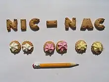 7 nic-nacs en forme de lettre et 6 petits ronds surmontés de sucre glace blanc, rose et jaune