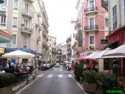 Rue d'Angleterre à son début avec ses restaurants, direction sud.