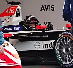 Photo d'une monoplace noire et blanche dans son garage