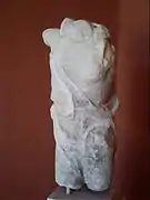 Statue de Niké (A183), trouvée sur Antiparos. Marbre de Paros, fin du Ve&nbsp;siècle&nbsp;av. J.-C.