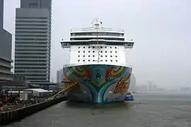 Le paquebot Norwegian Getaway accostant au terminal.