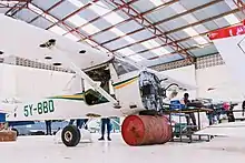 Démontage du nez d'un Cessna en cours de maintenance.