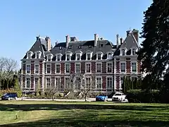 La façade occidentale du château de la Cazine.