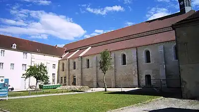 Façade nord de l'abbatiale et cour de l’abbaye.