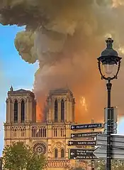 Incendie vu du côté ouest, les flammes dégagent une fumée jaune à 19&nbsp;h&nbsp;50.