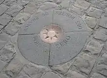 Rose des vents à 8 directions, sur le point zéro des routes de France.