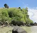 Nukufotu vu de près, avec son relief basaltique caractéristique.
