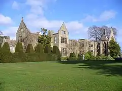 La façade sud aujourd'hui. La maison en ruine reste un élément de jardin.