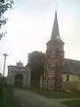 L'église devant l’entrée du château.