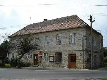 Veliš : mairie et bureau de poste.