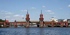 Le Oberbaumbrücke («&nbsp;pont de la Barrière supérieure&nbsp;») à la traverse de l'ancienne mure de l'accise.