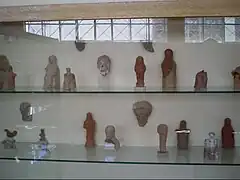 Vitrine contenant des objets VIIIe au IVe&nbsp;siècle av. J.-C. provenant du Délion.