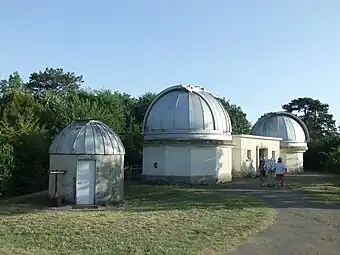 Coupoles jumelées abritant les télescopes de 1 m et 60 cm