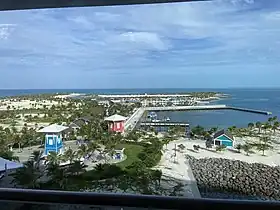 Vue de l'île depuis un navire de croisière avec la marina sur la droite.