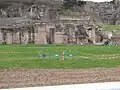 Vue d'ensemble des vestiges depuis l'esplanade à l'Est.