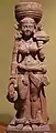 Porteuse d'offrandes. empire kouchan, IIe&nbsp;siècle. Grès rouge provenant de Diyara, Faizabad Région de Mathura. Bharat Kala Bhavan, Varanasi