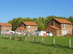 Un alignement d'habitations rénovées.